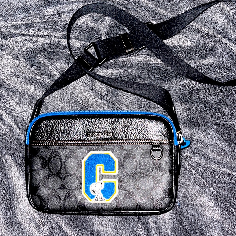 I am selling this almost new coach x snoppy crossbody bag , near perfect